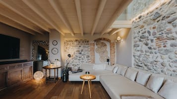 Smart TV, tavolo da ping pong, libri, impianto stereo