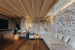 Smart TV, table tennis, books, stereo