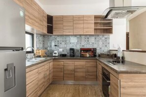 Departamento exclusivo | Cocina privada | Refrigerador con congelador, microondas, horno y parrilla de estufa 