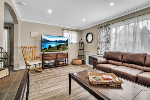 Stylish Two Bedroom Retreat near Buffalo