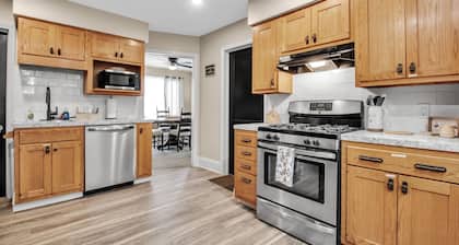 Stylish Two Bedroom Retreat near Buffalo
