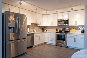 Kühlschrank, Mikrowelle, Ofen, Herdplatte