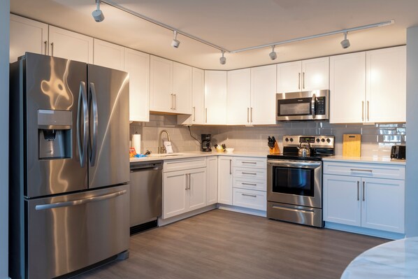 Kühlschrank, Mikrowelle, Ofen, Herdplatte