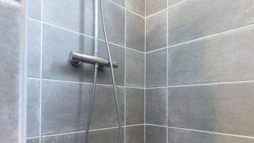 Douche, sĂšche-cheveux, serviettes fournies, savon