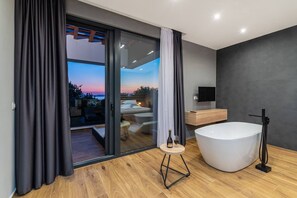 4 bedrooms, premium bedding, iron/ironing board, WiFi