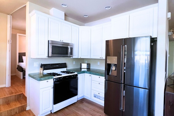 Een koelkast, een microgolfoven, een oven, een kookplaat