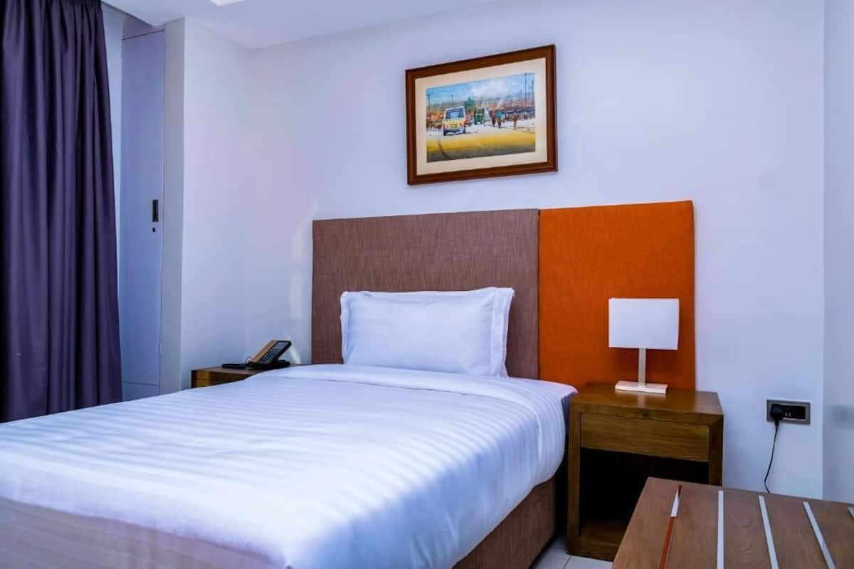 Phòng Tiêu chuẩn, 1 giường cỡ queen | Bộ đồ giường kháng dị ứng, minibar, két bảo mật tại phòng, bàn 