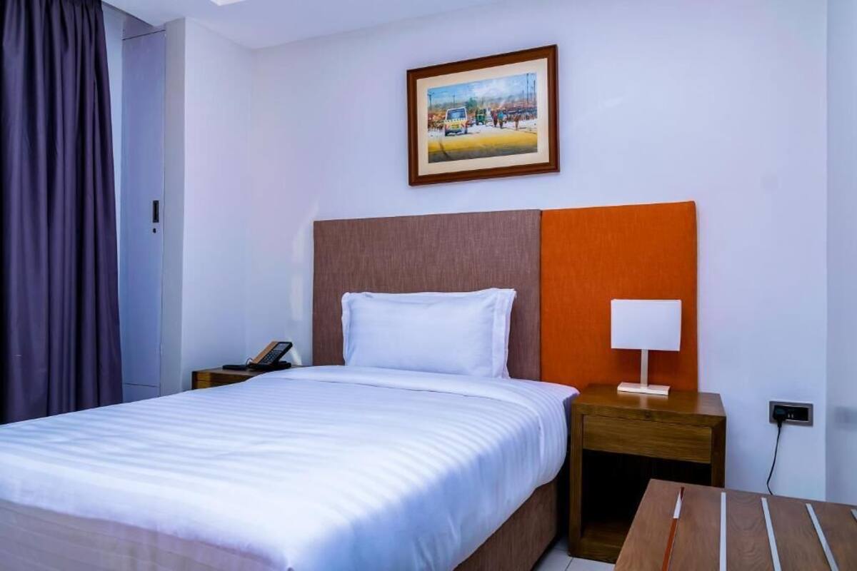 Habitación estándar, 1 cama Queen size | 1 habitación, minibar, caja de seguridad en la habitación y escritorio