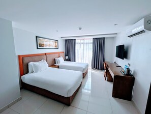 Minibar, coffres-forts dans les chambres, bureau