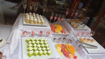Free daily buffet breakfast