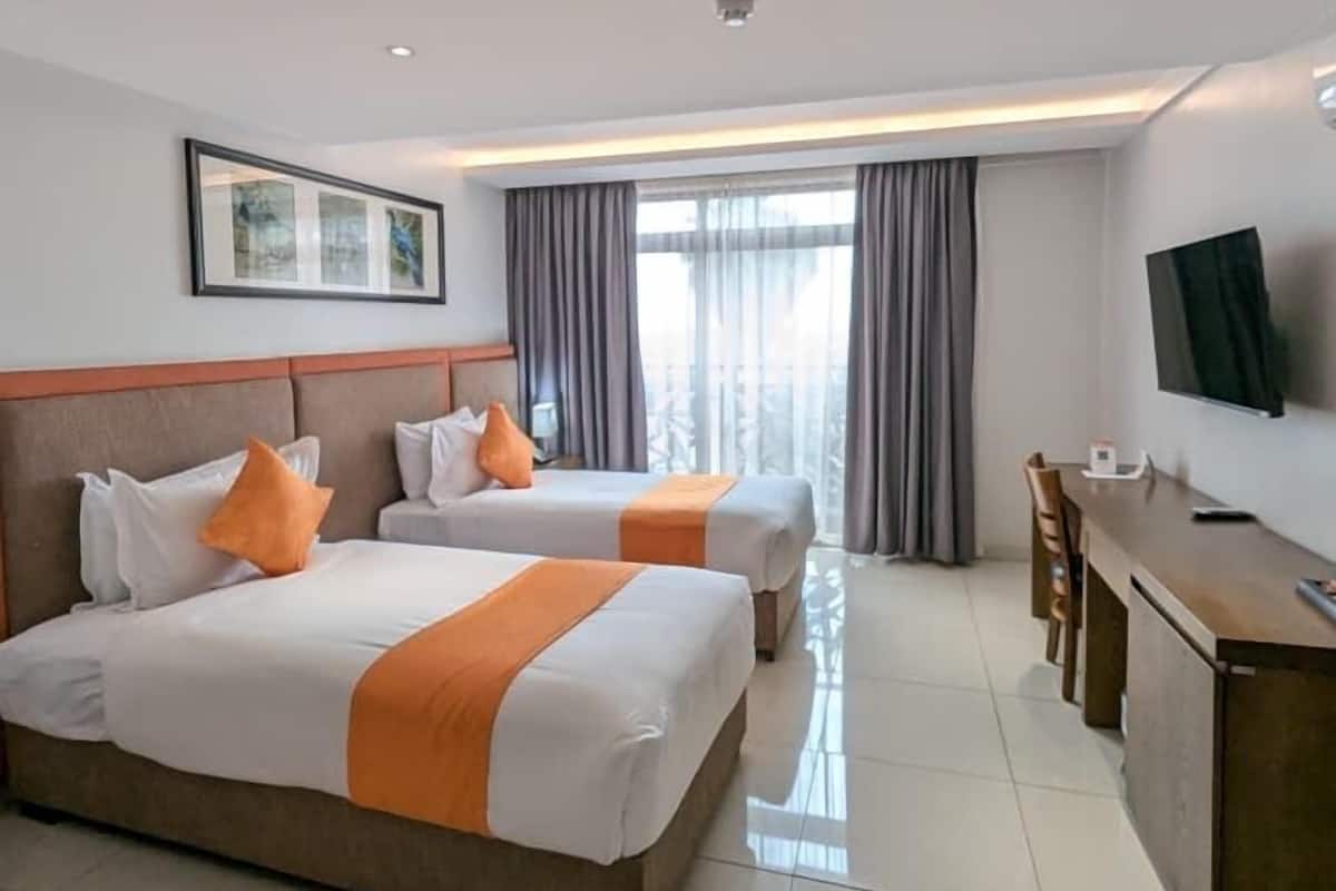 Phòng 2 giường đơn Deluxe | Bộ đồ giường kháng dị ứng, minibar, két bảo mật tại phòng, bàn 