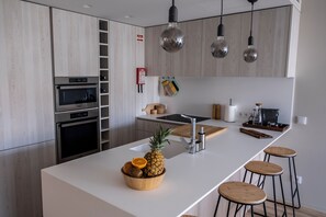 Geladeira, fogão, cooktop, lava-louças