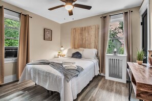 2 bedrooms, iron/ironing board, travel crib, WiFi - Chic Two Bedroom near Buffalo (Buffalo)