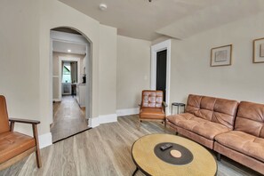 Living area - Chic Two Bedroom near Buffalo (Buffalo)