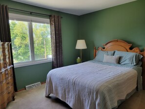 3 bedrooms, desk, WiFi, bed sheets - Spacious, pet-friendly home in Hancock Twp. Includes indoor sauna! (Hancock)