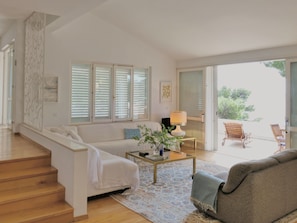 Living area - Villa with breathtaking sea views, authentic 70-s design, 5 min from the beach! (Brela)