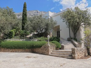 Exterior - Villa with breathtaking sea views, authentic 70-s design, 5 min from the beach! (Brela)