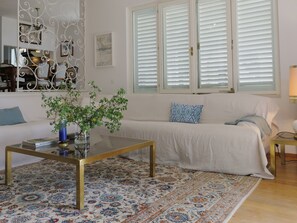 Living area - Villa with breathtaking sea views, authentic 70-s design, 5 min from the beach! (Brela)