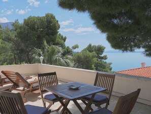 Outdoor dining - Villa with breathtaking sea views, authentic 70-s design, 5 min from the beach! (Brela)