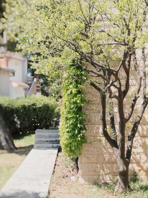 Property grounds - Villa with breathtaking sea views, authentic 70-s design, 5 min from the beach! (Brela)