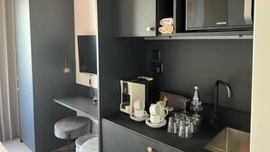 Mesin espresso, mesin pembuat kopi/teh, dan lemari es besar