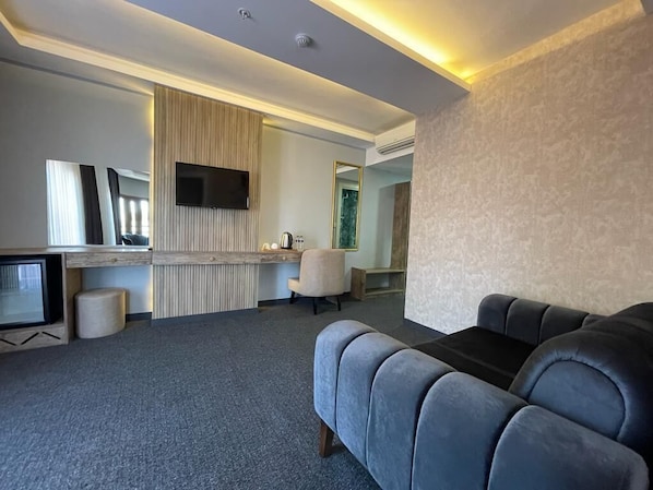 Luxury Suite | Hypo-allergenic bedding, minibar, in-room safe, laptop workspace - Sevcan Hotel (Istanbul)