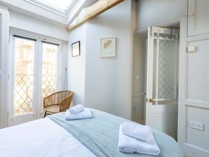 2 bedrooms, iron/ironing board, WiFi, bed sheets - Coach House - Duplex cottage style apt w/ patio (Ramsgate)