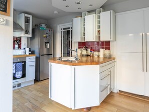 Fridge, microwave, oven, stovetop - The Coach House - Unique split level property (Ramsgate)