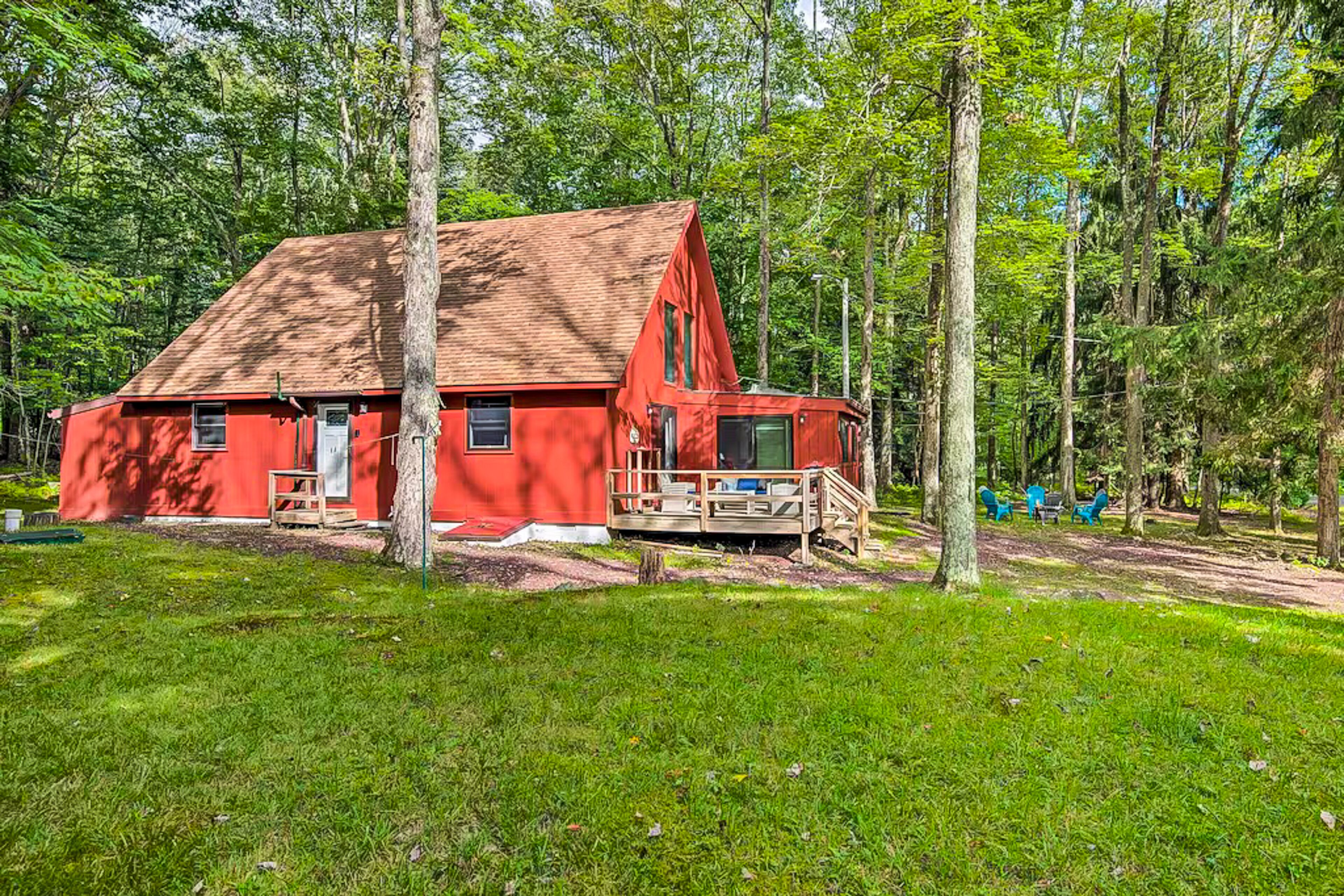 Charming house with private indoor hot tub, deck & firepit - golfers welcome