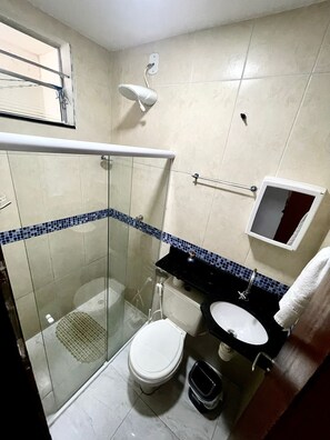 Ducha, cabezal de ducha tipo lluvia, toallas y papel higiénico