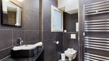 Dusch, hårtork, handdukar och tvål