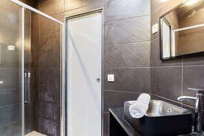 Doccia, asciugacapelli, asciugamani, shampoo