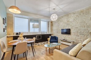 Unclassified image, 3 of 12, button