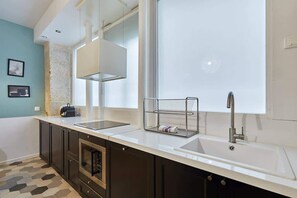 Frigorifero, microonde, piano cottura, macchina per tè/caffè