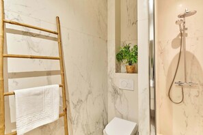 Regadera, secadora de cabello, toallas, shampoo 