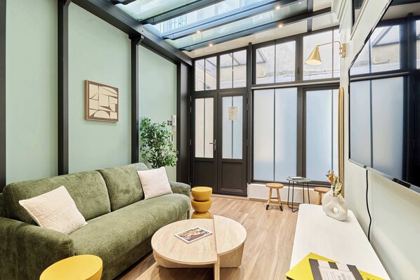 Smart TV, offices - Sublime AC Apartment 3 bedrooms Saint Germain (Paris)