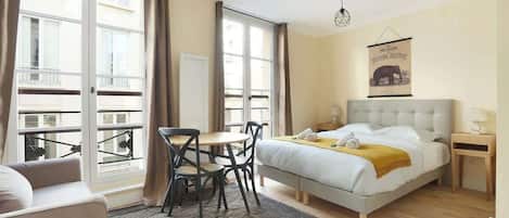 Tabla de planchar con plancha, wifi gratis, ropa de cama