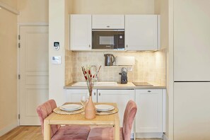 Fridge, microwave, stovetop, dishwasher - Charming and new studio center of Paris (Paris)