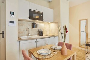 Réfrigérateur, micro-ondes, plaque de cuisson, lave-vaisselle