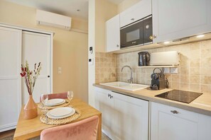 Kylskåp, mikrovågsugn, spishäll och diskmaskin