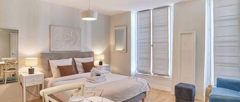 Een strijkplank/strijkijzer, reisbedje, gratis wifi, beddengoed