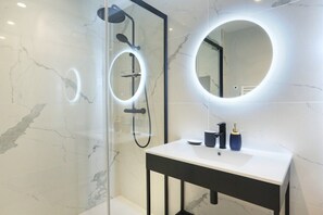 Shower, hair dryer, towels