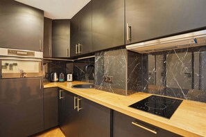 Fridge, microwave, stovetop, dishwasher