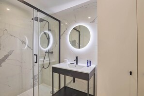 Haartrockner, Handtücher, Shampoo