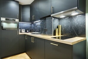 Fridge, microwave, stovetop, dishwasher