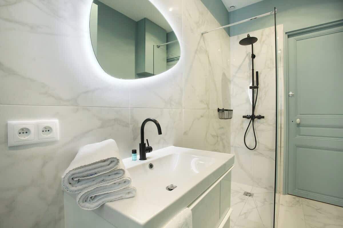 Dusche, Haartrockner, Handtücher, Seife