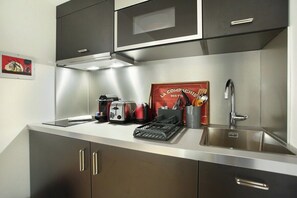 Kühlschrank, Mikrowelle, Herdplatte, Wasserkocher mit Kaffee-/Teezubehör