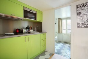 Een koelkast, een microgolfoven, een oven, een kookplaat