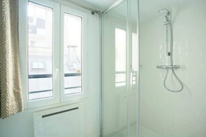Dusche, Haartrockner, Handtücher, Shampoo