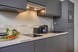 Kjøleskap, mikrobølgeovn, kokeplater og oppvaskmaskin